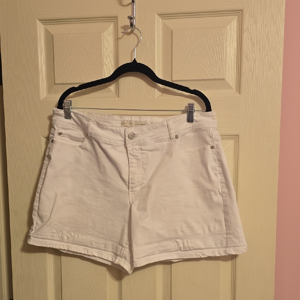 Classic White Jeanβ Shorts for Women